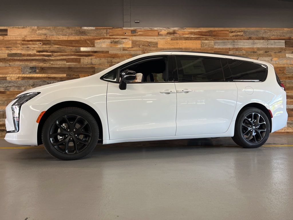 New 2027 Chrysler Pacifica Limited FWD image 14