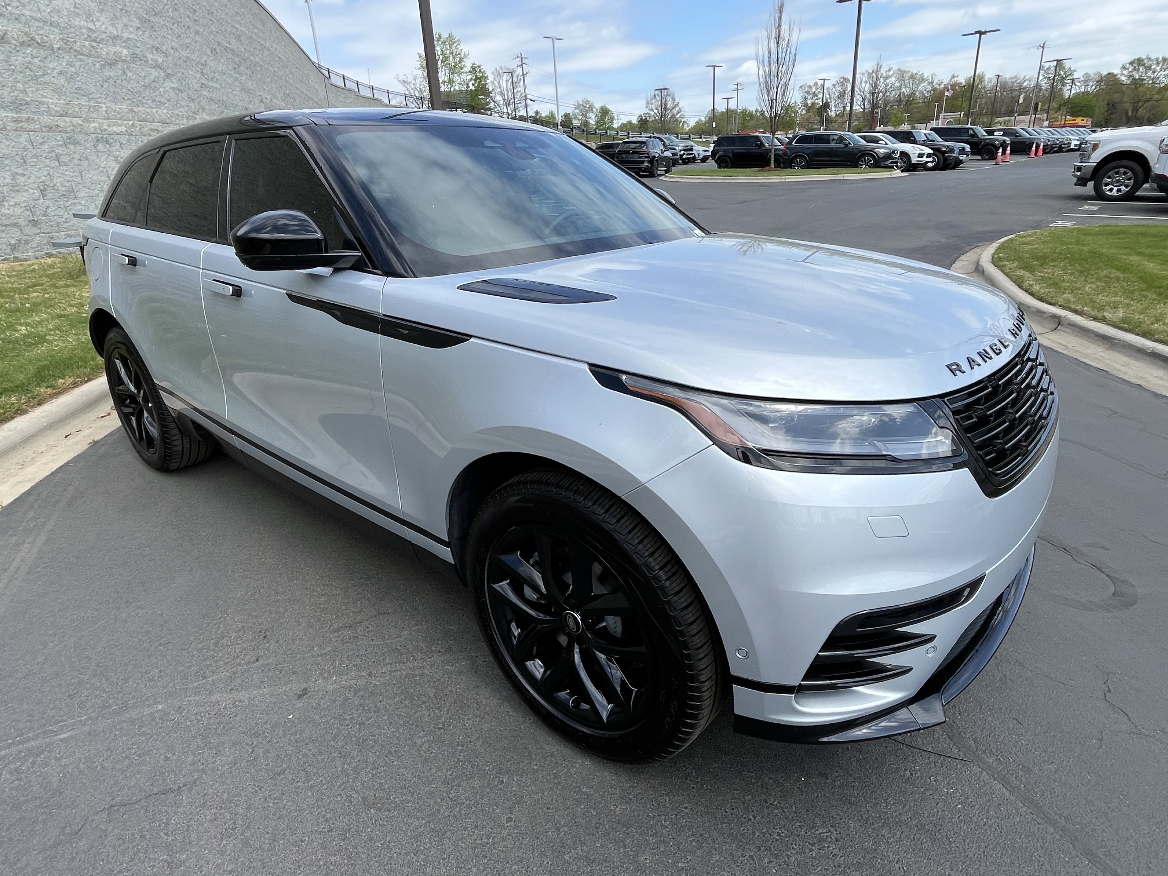 Certified 2025 Land Rover Range Rover Velar Dynamic SE AWD/4WD image 9