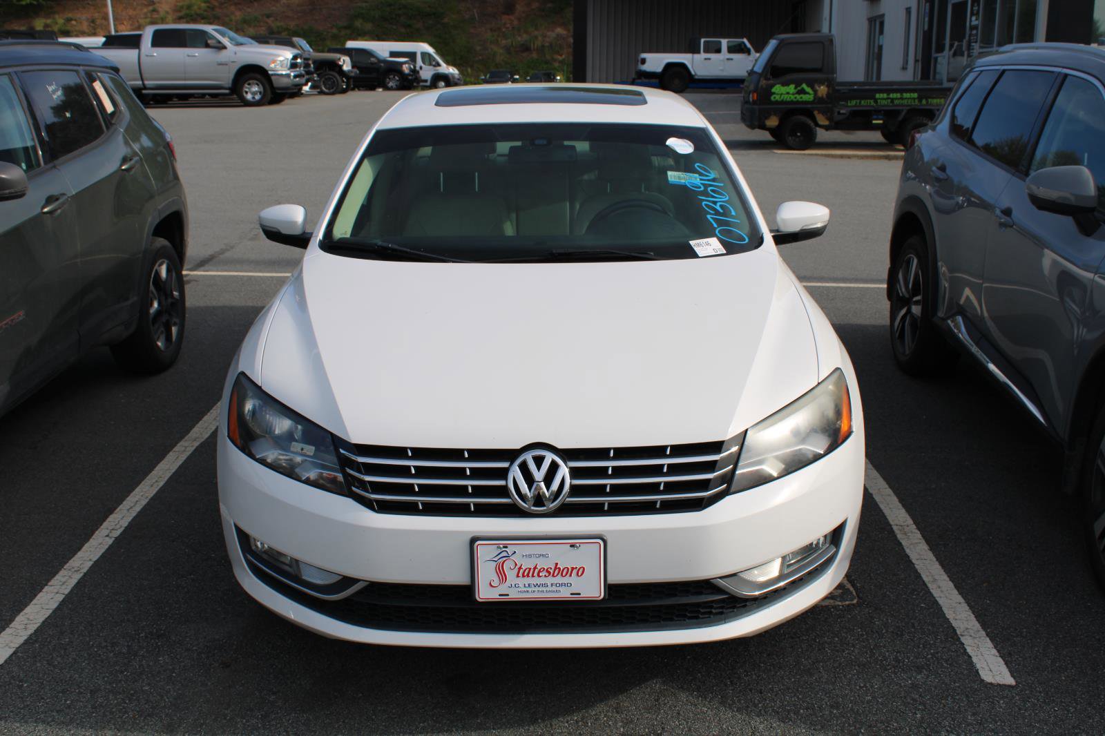 Used 2015 Volkswagen Passat TDI SEL Premium image 2