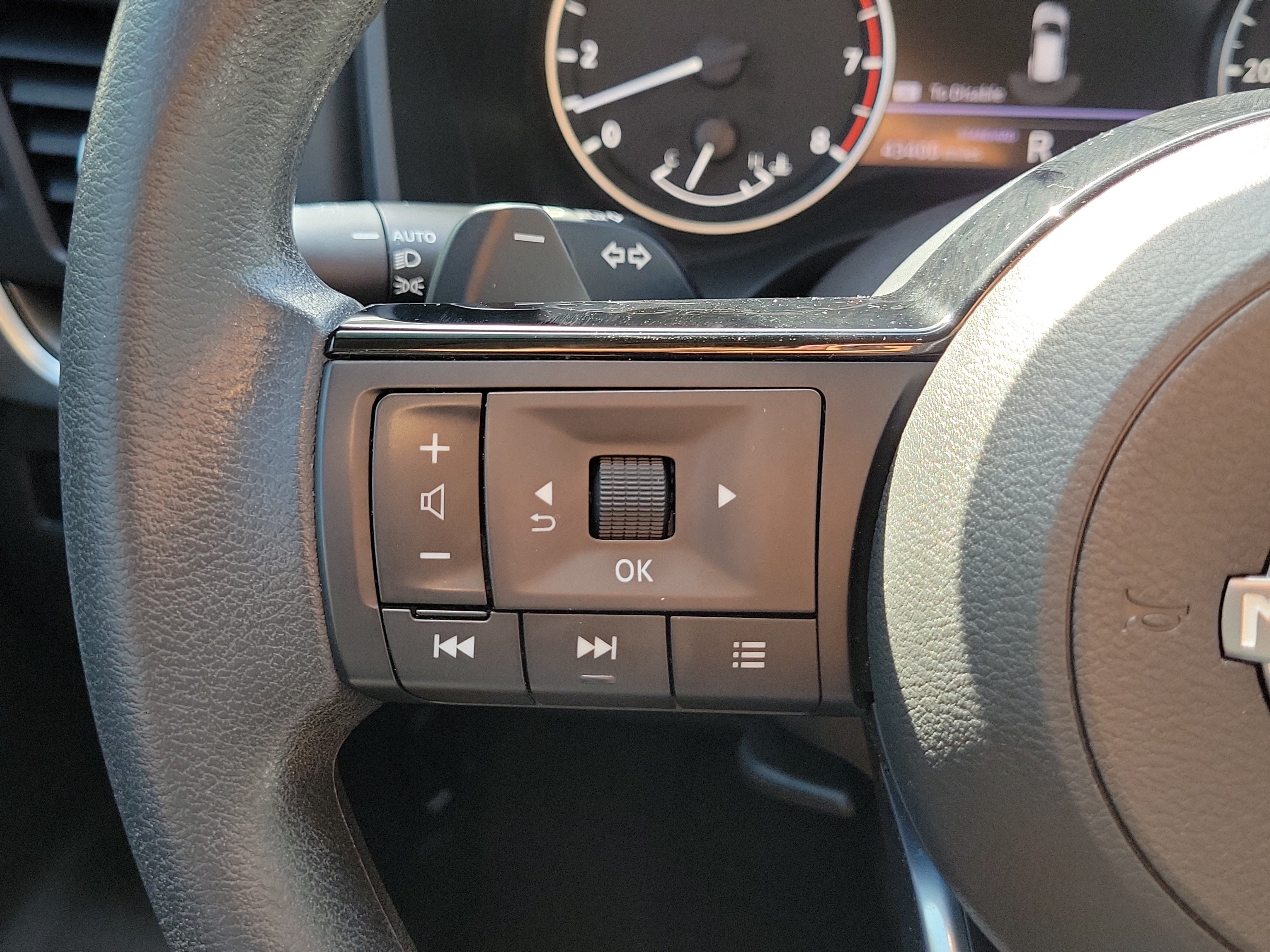 Used 2023 Nissan Rogue SV FWD image 23