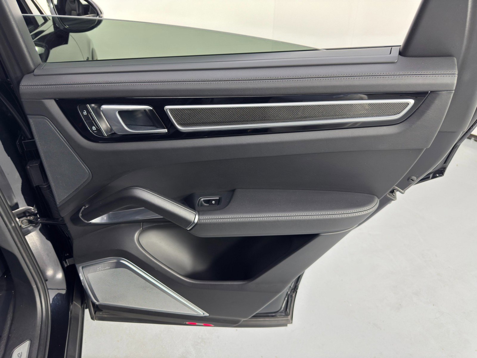 Used 2022 Porsche Cayenne Turbo S image 49