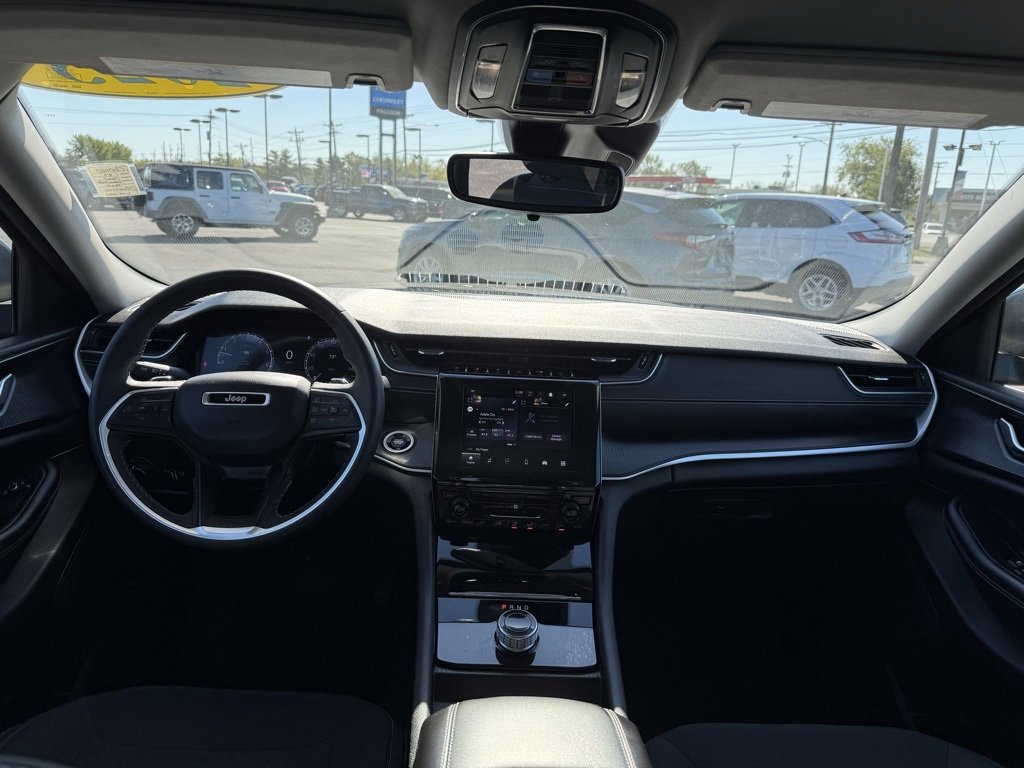 Used 2023 Jeep Grand Cherokee L Laredo image 2