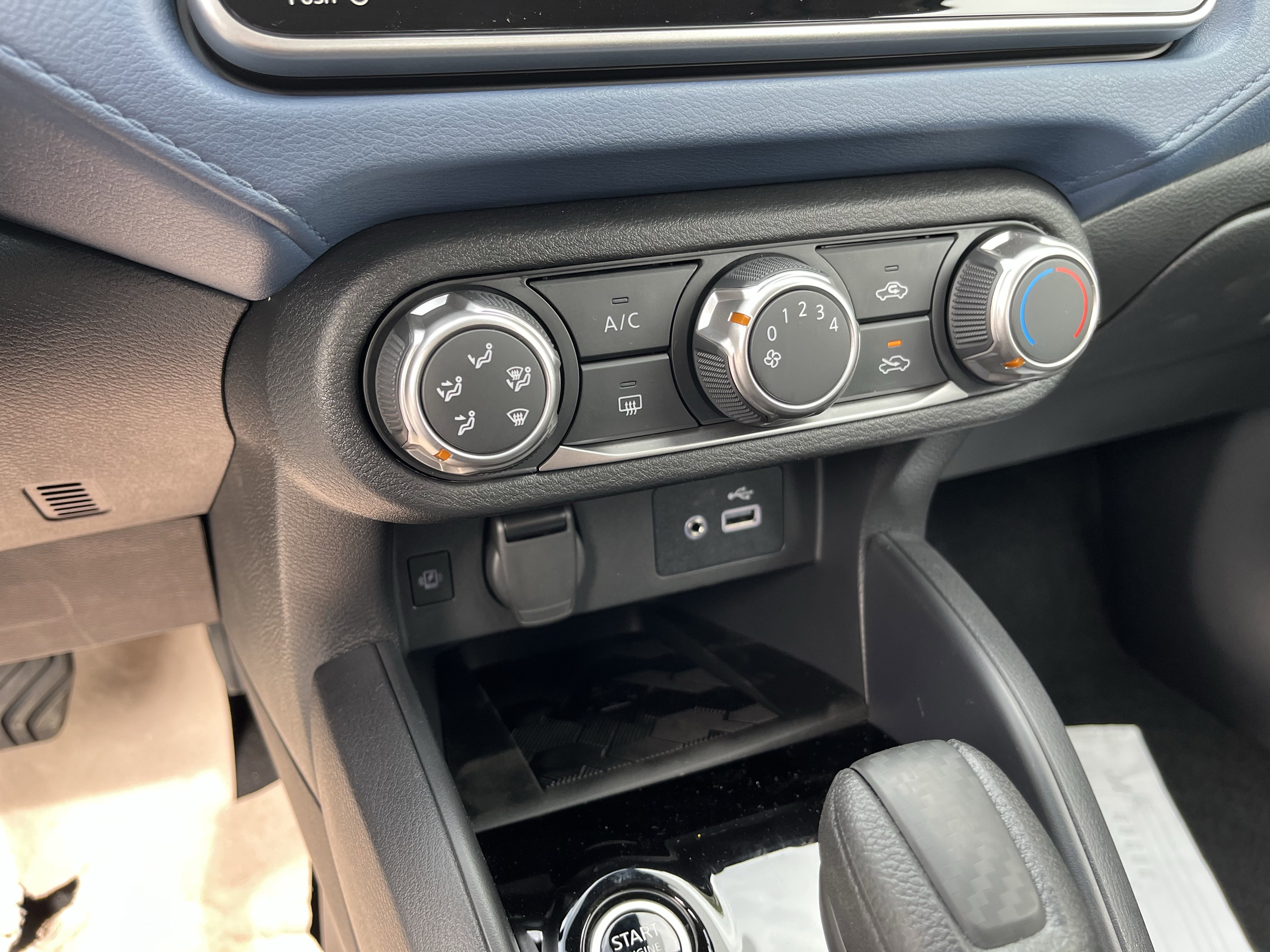 New 2025 Nissan Versa SV w/ Trunk Package FWD image 18