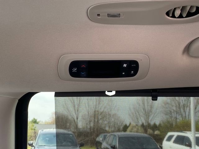 Used 2024 Chrysler Pacifica Touring-L image 18