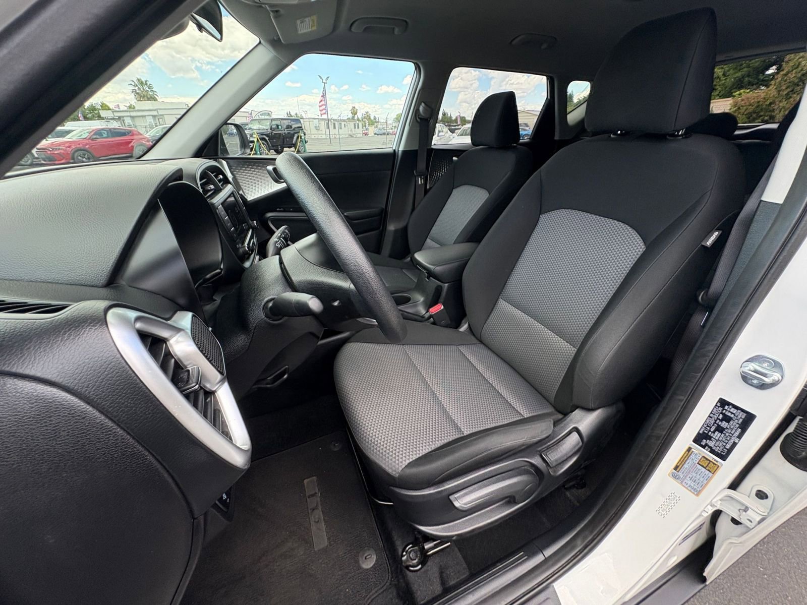 Used 2025 Kia Soul LX w/ LX Technology Package FWD image 34