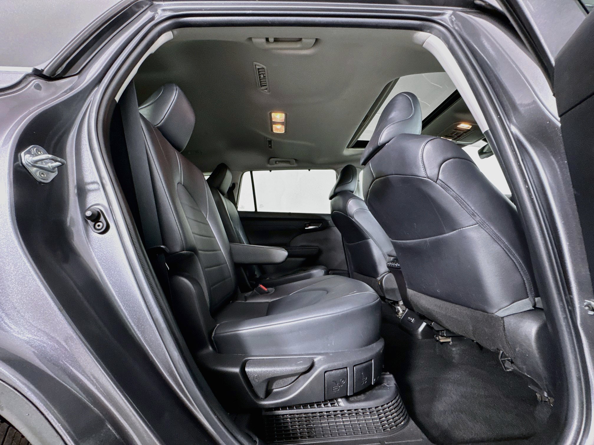 Used 2022 Toyota Highlander XLE AWD/4WD image 28