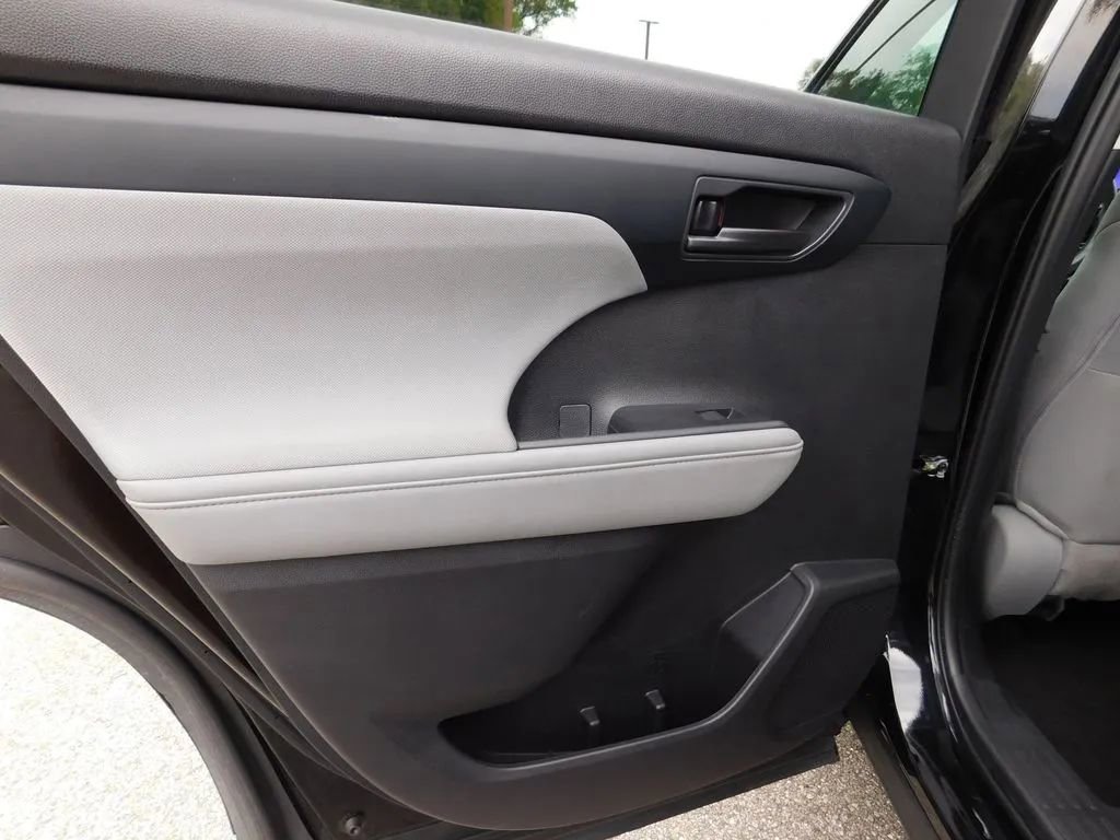 Used 2024 Toyota Highlander LE image 11