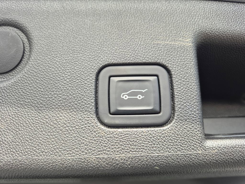 Used 2023 Chevrolet Equinox Premier image 22