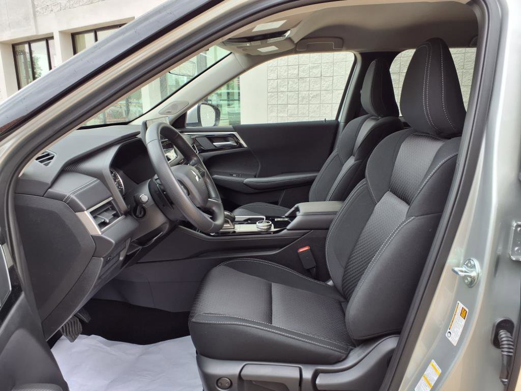 New 2025 Mitsubishi Outlander ES image 10