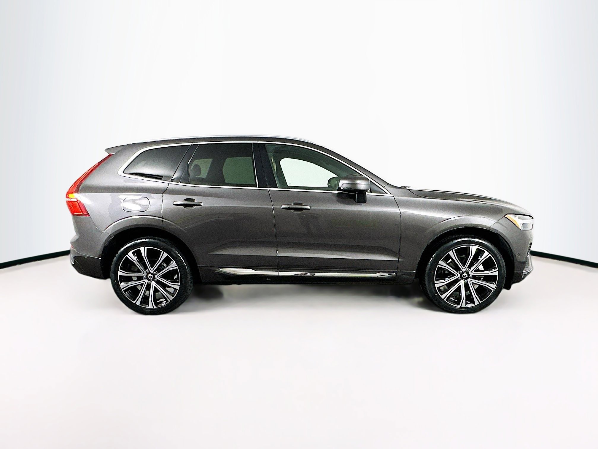 Used 2023 Volvo XC60 B5 Ultimate w/ Climate Package image 10
