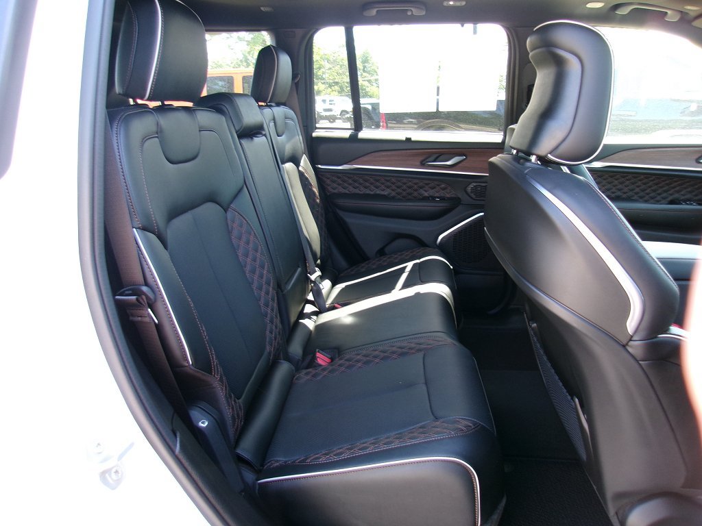 Used 2024 Jeep Grand Cherokee Summit w/ Luxury Tech Group V AWD/4WD image 10