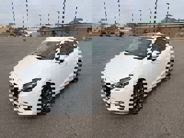 Used 2018 MAZDA MAZDA3 Grand Touring image 2