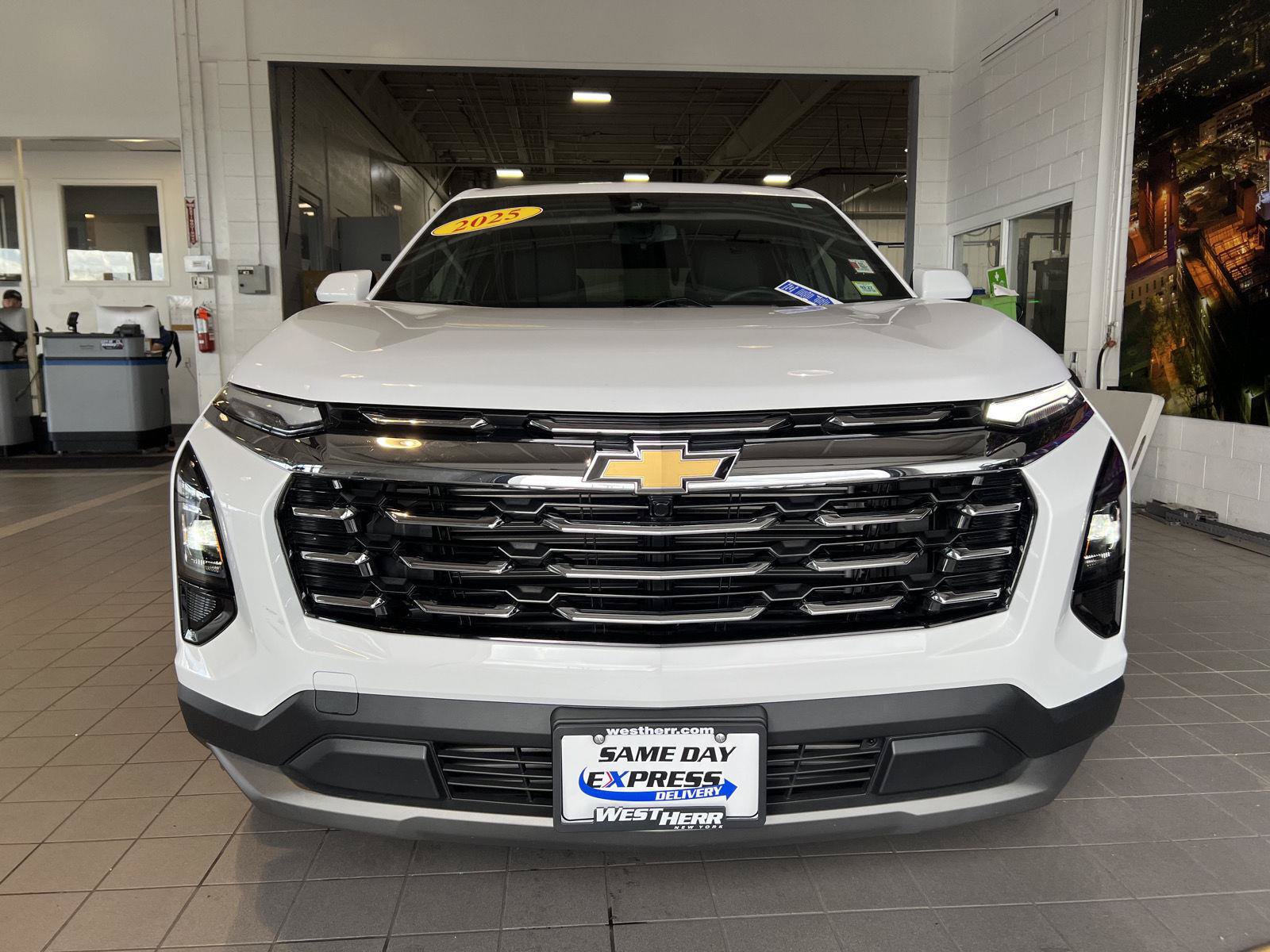 Used 2025 Chevrolet Equinox LT AWD/4WD image 2