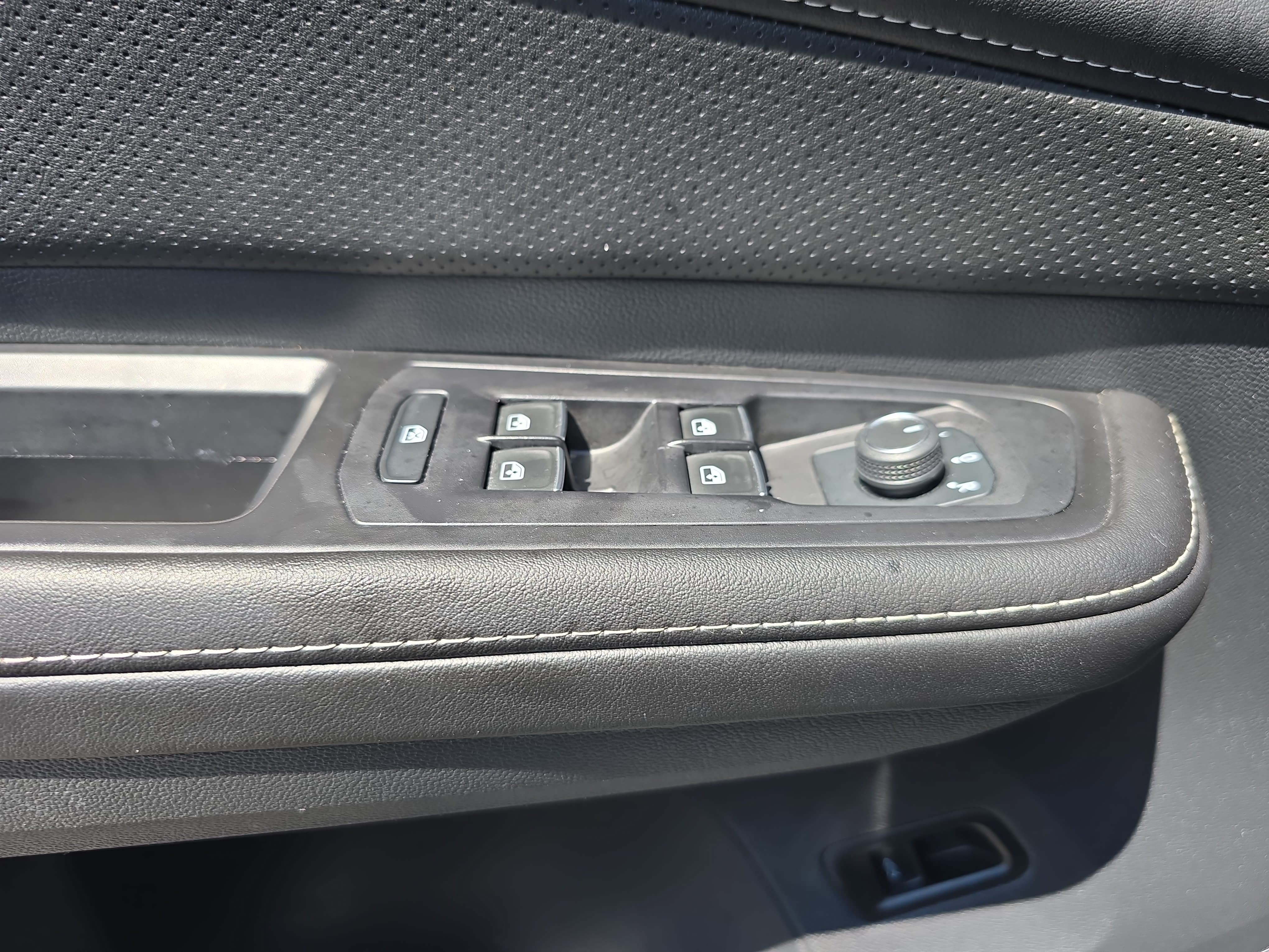 Used 2024 Volkswagen Atlas Cross Sport SE FWD image 28