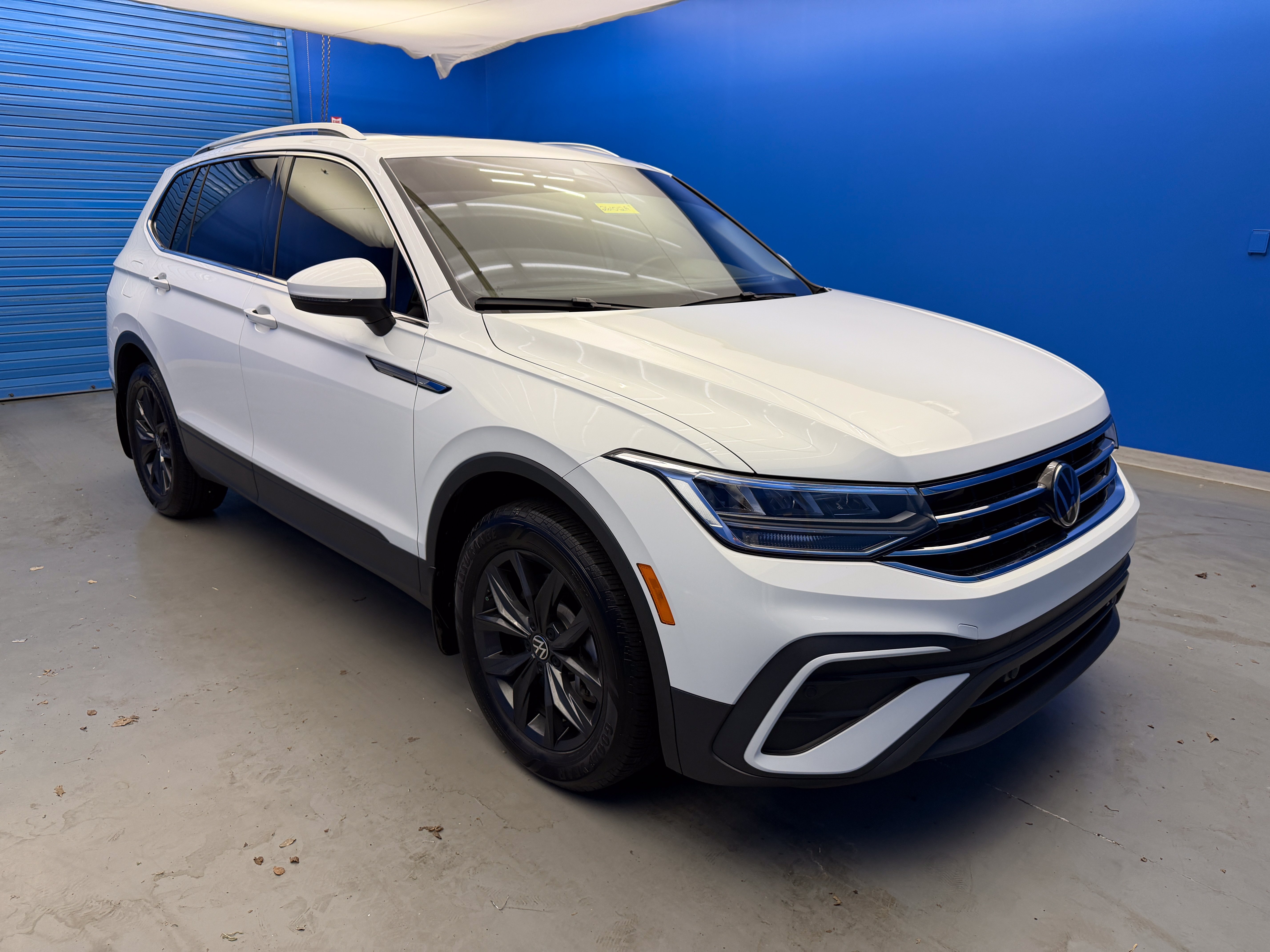 Used 2024 Volkswagen Tiguan SE w/ Panoramic Sunroof Package FWD image 2