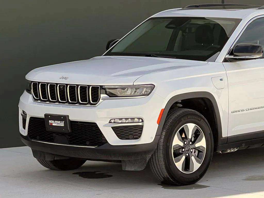 Used 2022 Jeep Grand Cherokee Limited 4xe w/ Luxury Tech Group II AWD/4WD image 32