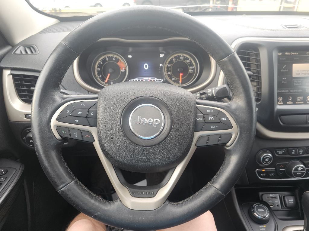 Used 2016 Jeep Cherokee Limited image 32