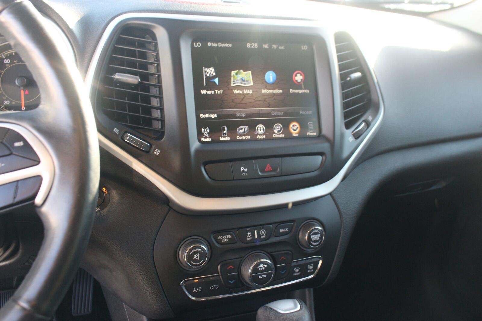 Used 2018 Jeep Cherokee Trailhawk w/ Quick Order Package 27L AWD/4WD image 22