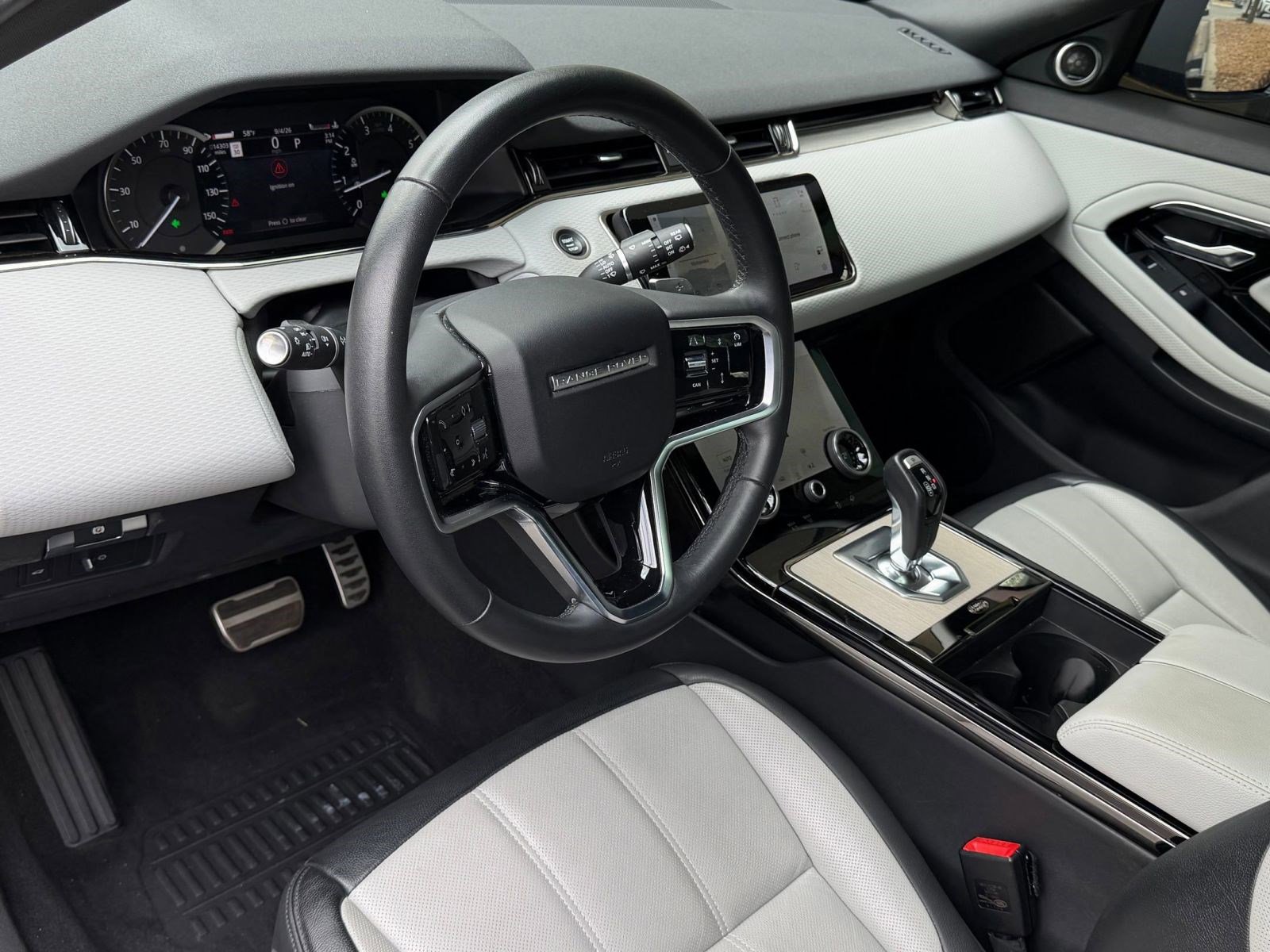 Used 2023 Land Rover Range Rover Evoque R-Dynamic S image 4