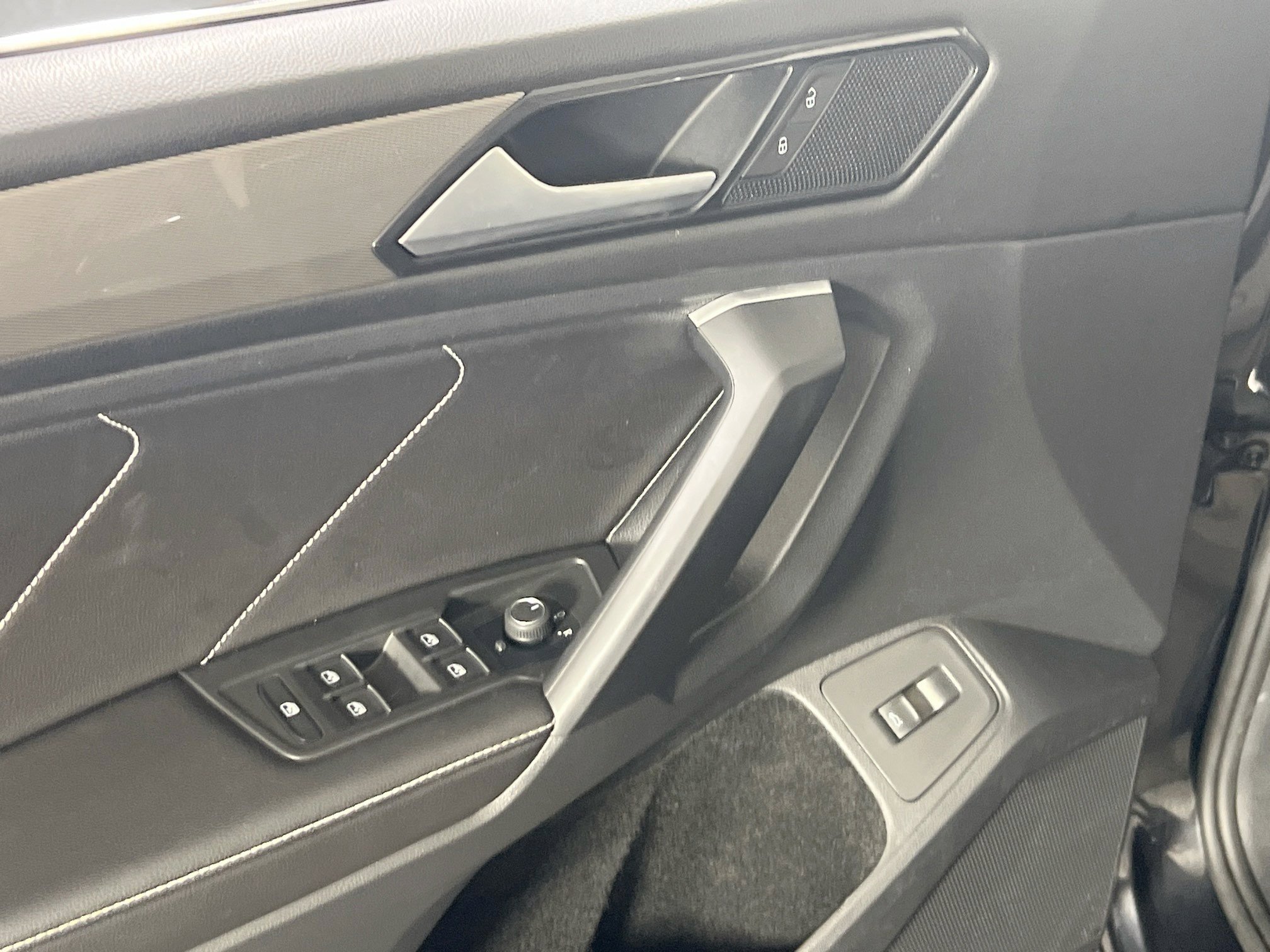 Used 2022 Volkswagen Tiguan SE AWD/4WD image 17