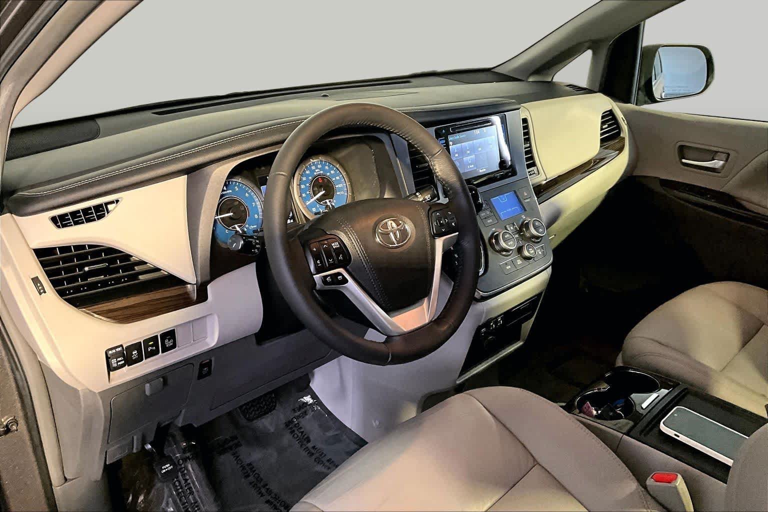 Used 2017 Toyota Sienna XLE w/ XLE Navigation Package AWD/4WD image 18