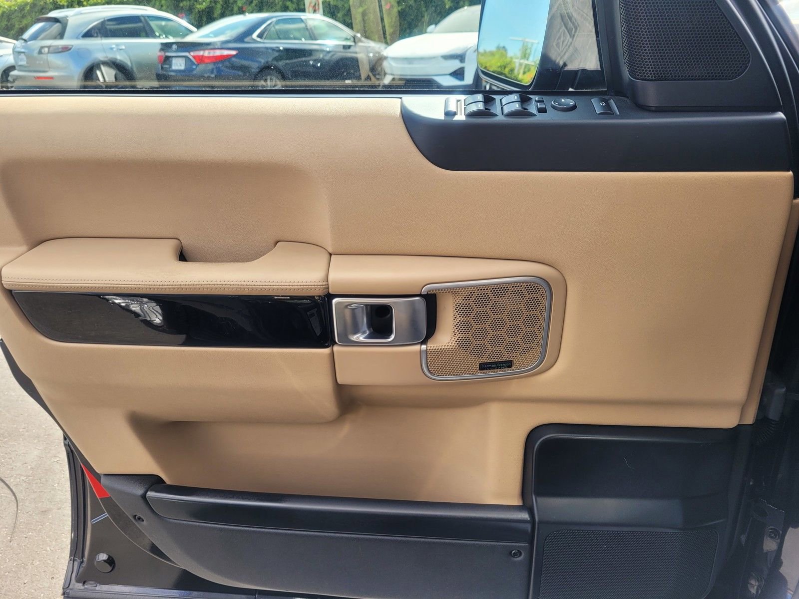 Used 2011 Land Rover Range Rover HSE LUX image 22