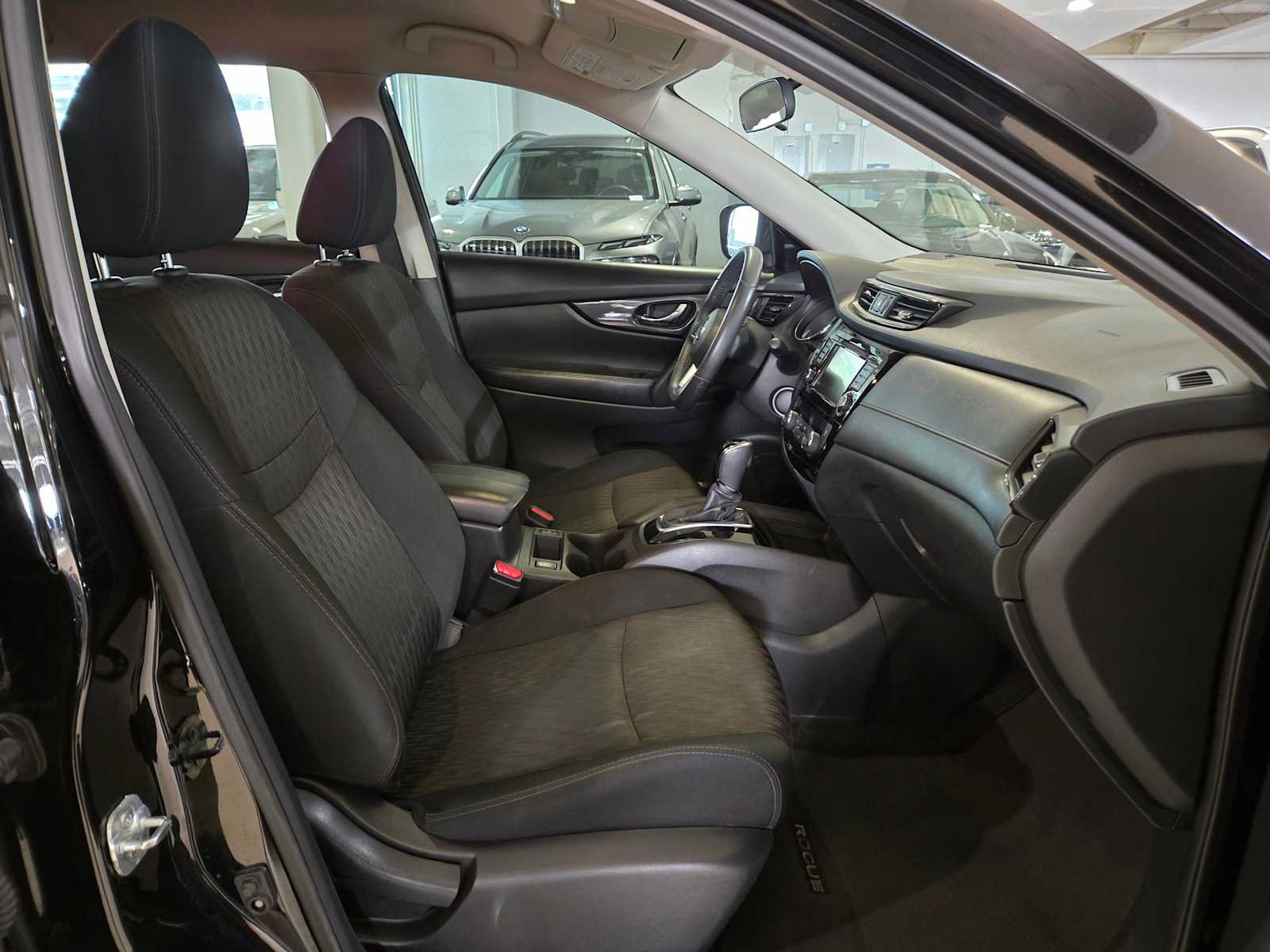 Used 2019 Nissan Rogue SV FWD image 10