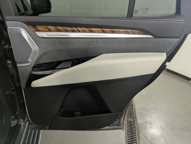 Used 2025 Cadillac Escalade Sport Platinum w/ LPO, Floor Liner Package AWD/4WD image 19