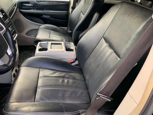 Used 2015 Chrysler Town & Country Touring FWD image 17