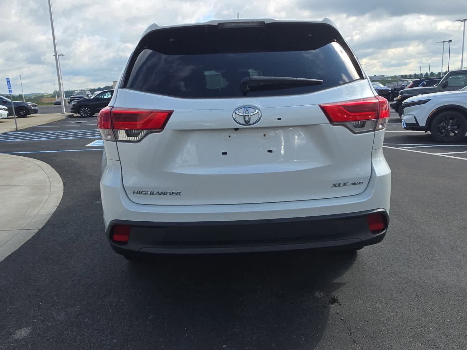 Used 2019 Toyota Highlander XLE AWD/4WD image 4