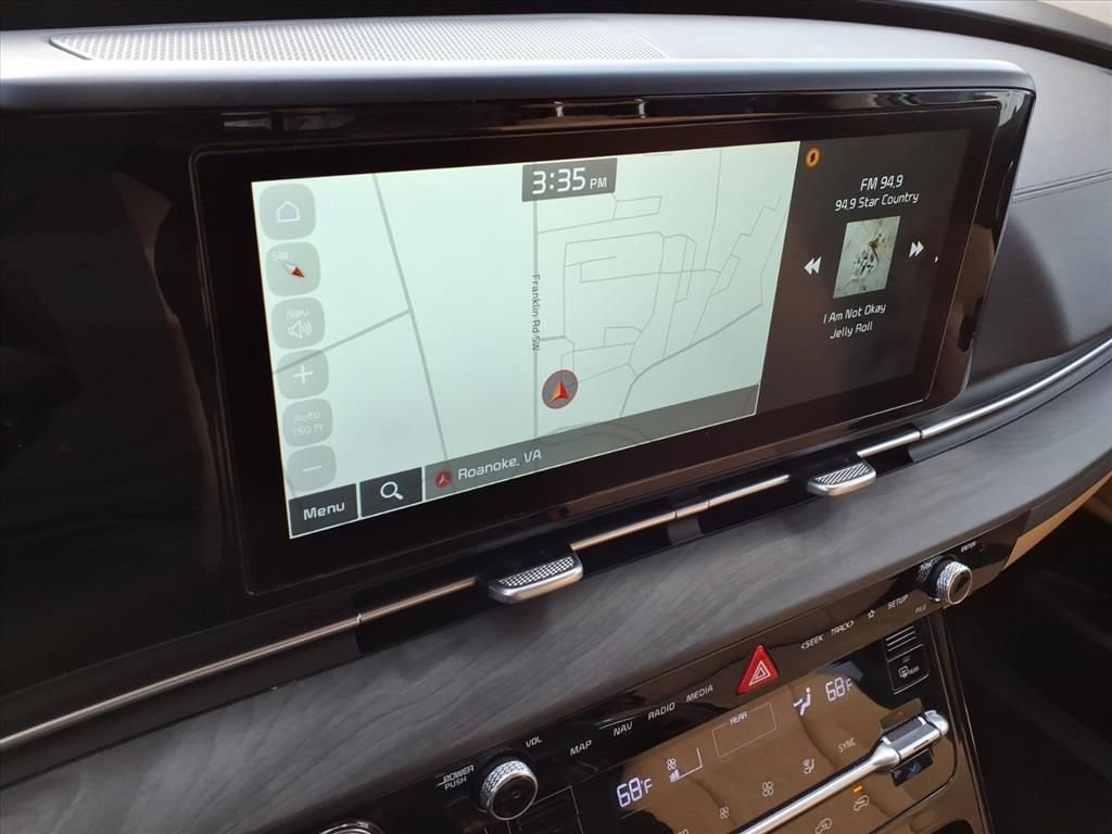 Used 2024 Kia Carnival EX image 23