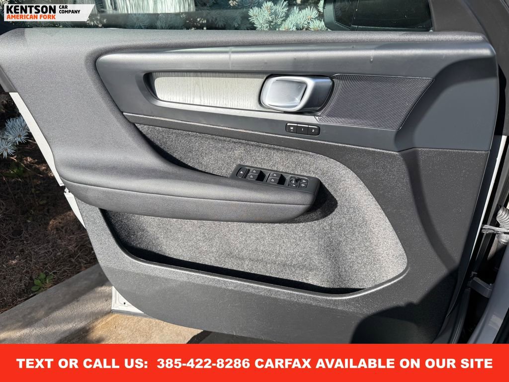 Used 2025 Volvo XC40 B5 Plus image 18