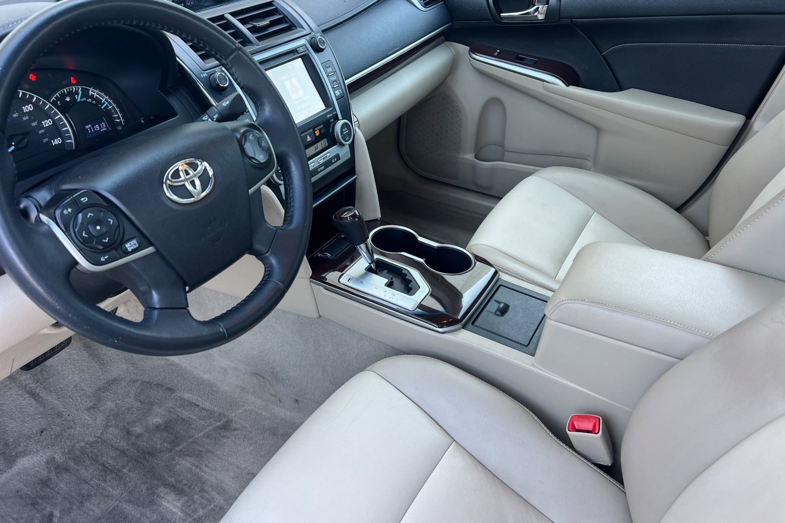 Used 2014 Toyota Camry XLE w/ Leather Package FWD image 9