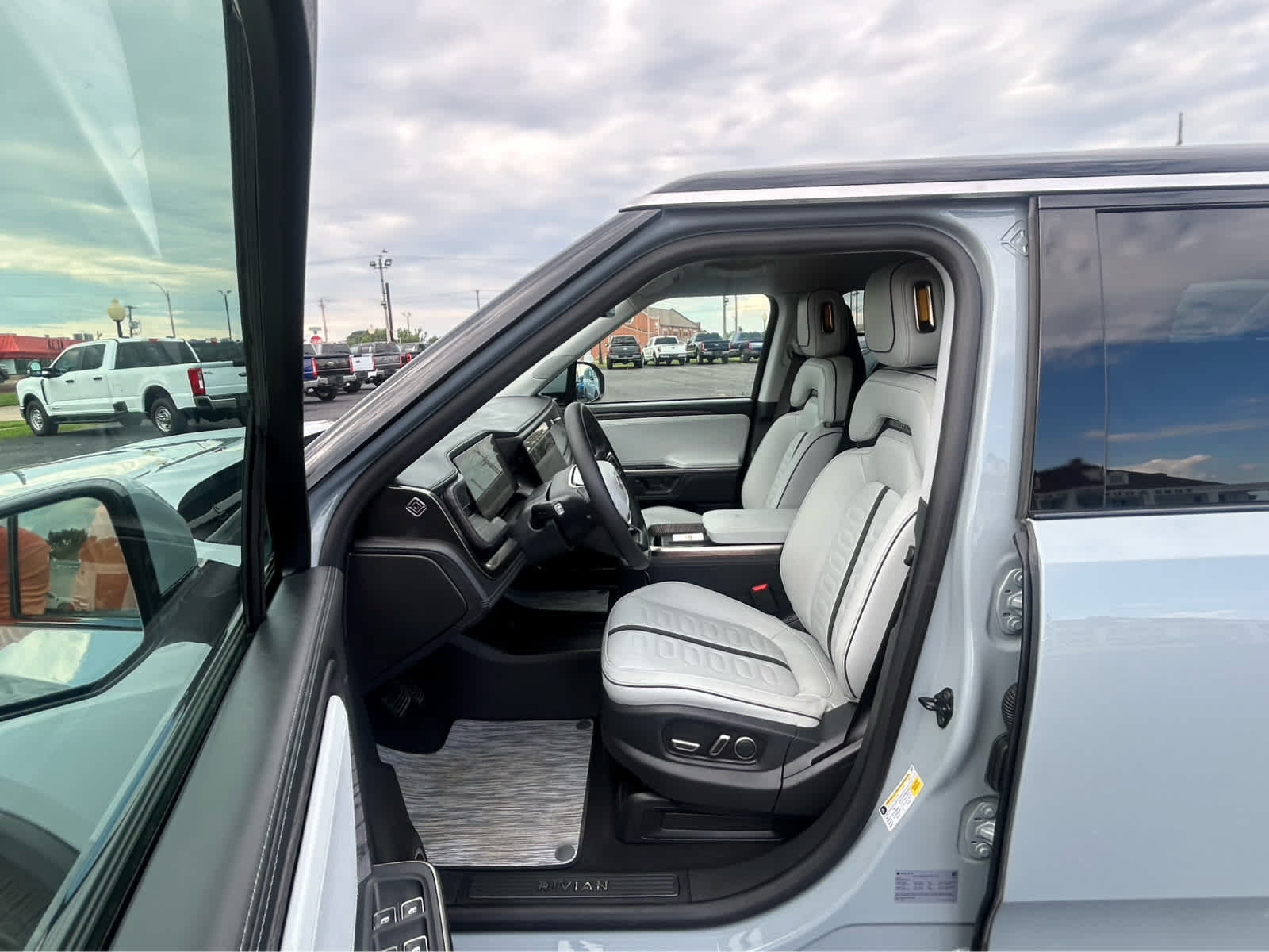 Used 2026 Rivian R1S Adventure AWD/4WD image 32