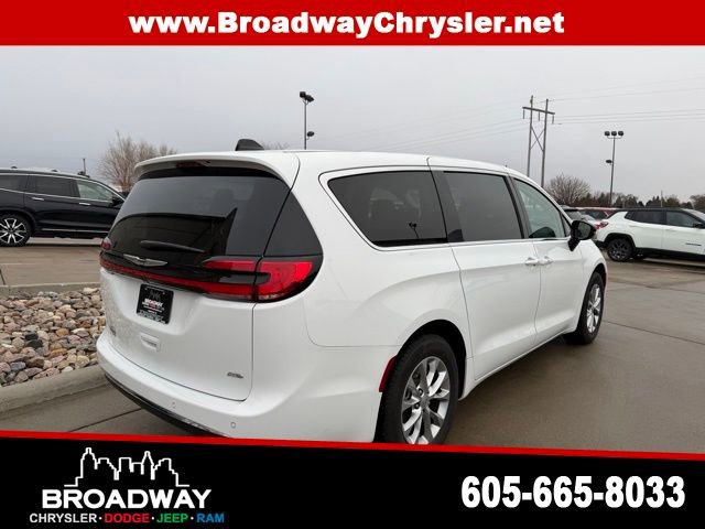 Used 2024 Chrysler Pacifica Touring-L image 6