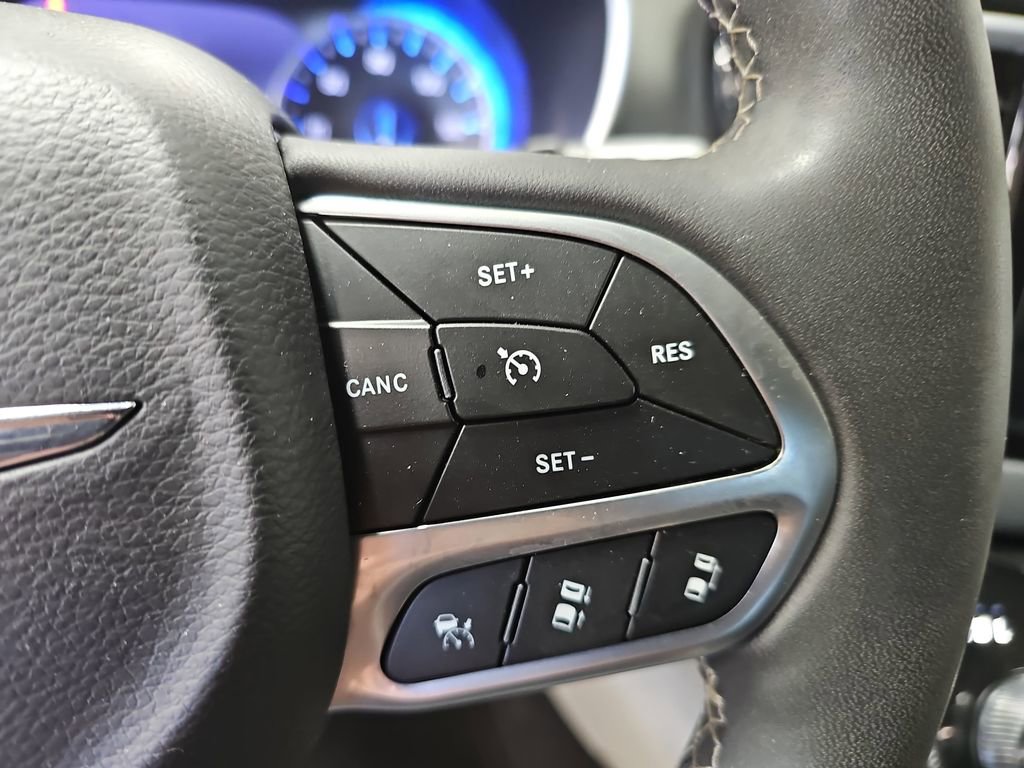 Used 2023 Chrysler Pacifica Touring-L FWD image 18