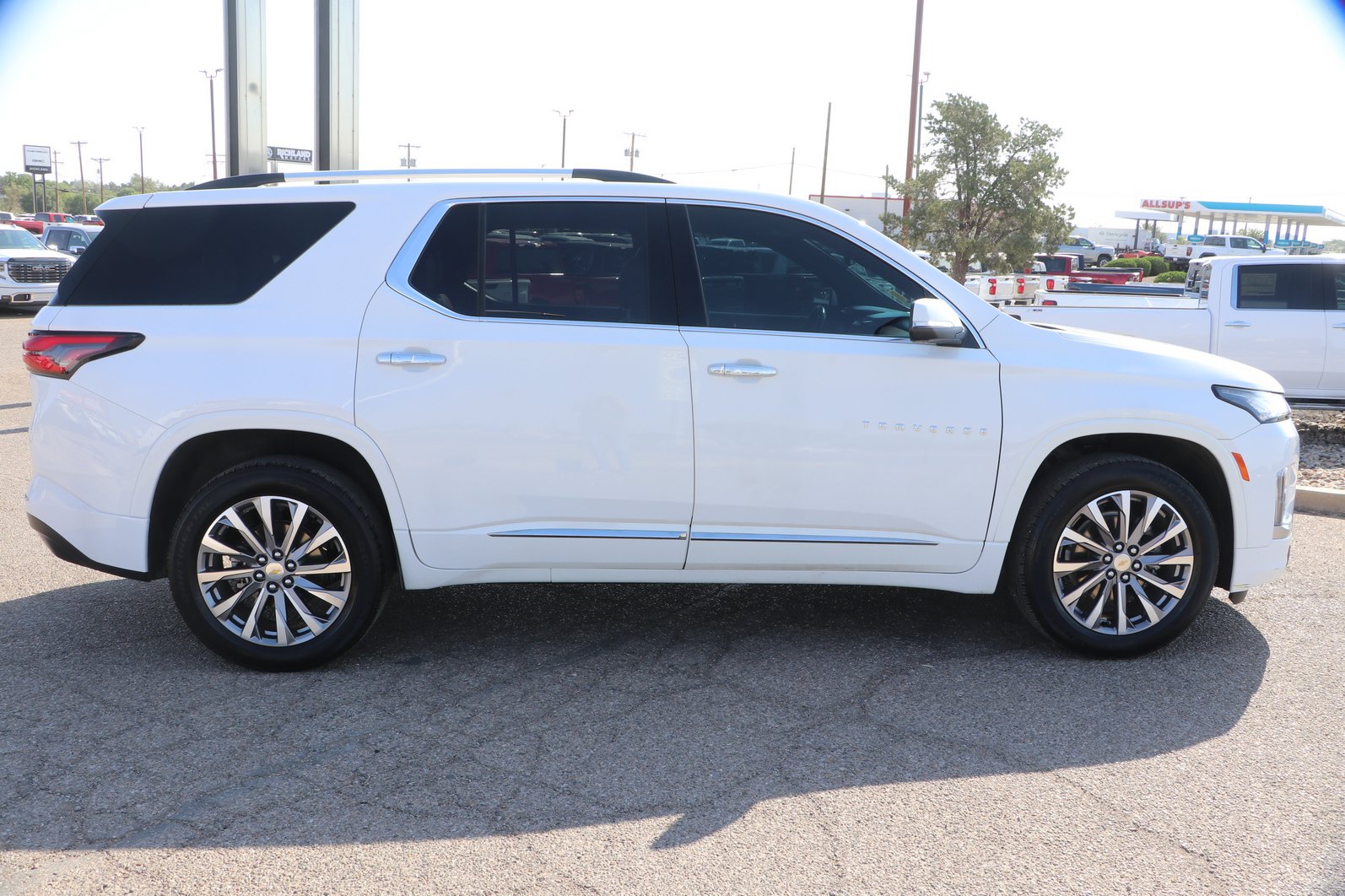 Used 2023 Chevrolet Traverse Premier FWD image 8