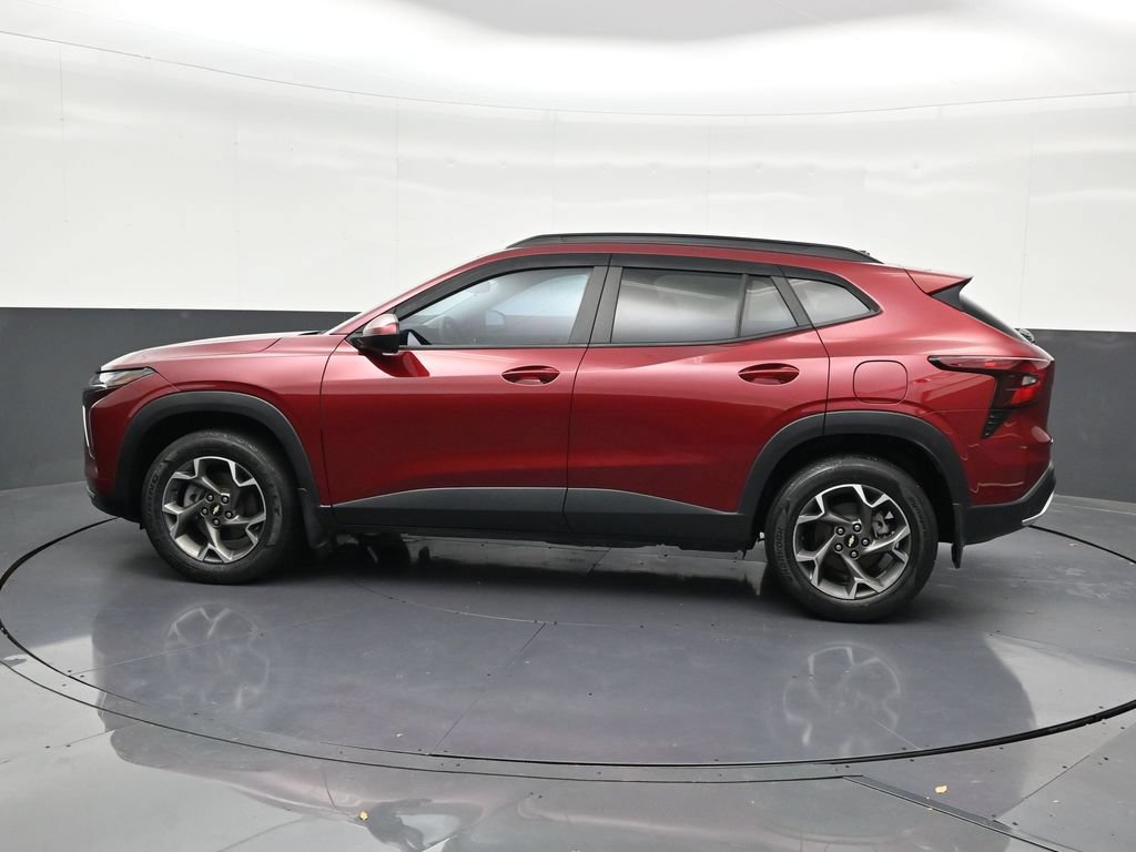 Used 2024 Chevrolet Trax LT FWD image 2