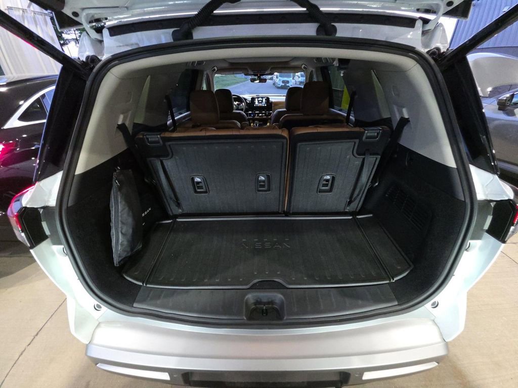 Used 2025 Nissan Pathfinder Platinum image 18