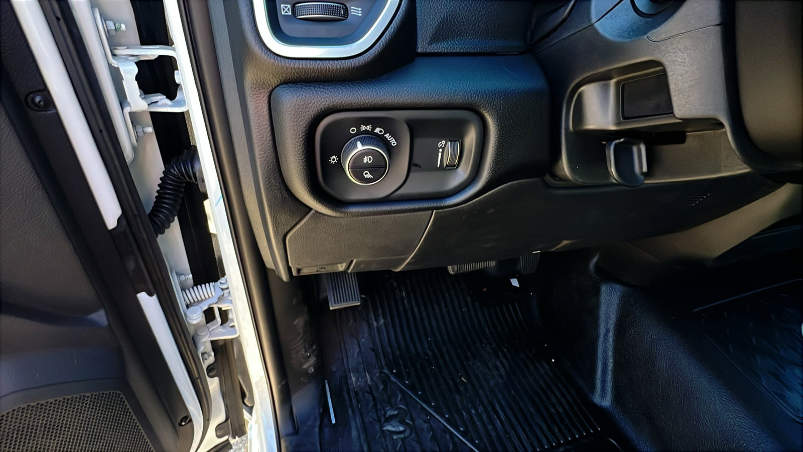 New 2025 RAM 5500 4x4 Regular Cab image 27