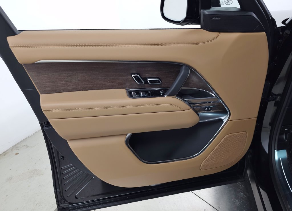 New 2026 Land Rover Range Rover Long Wheelbase SE AWD/4WD image 12