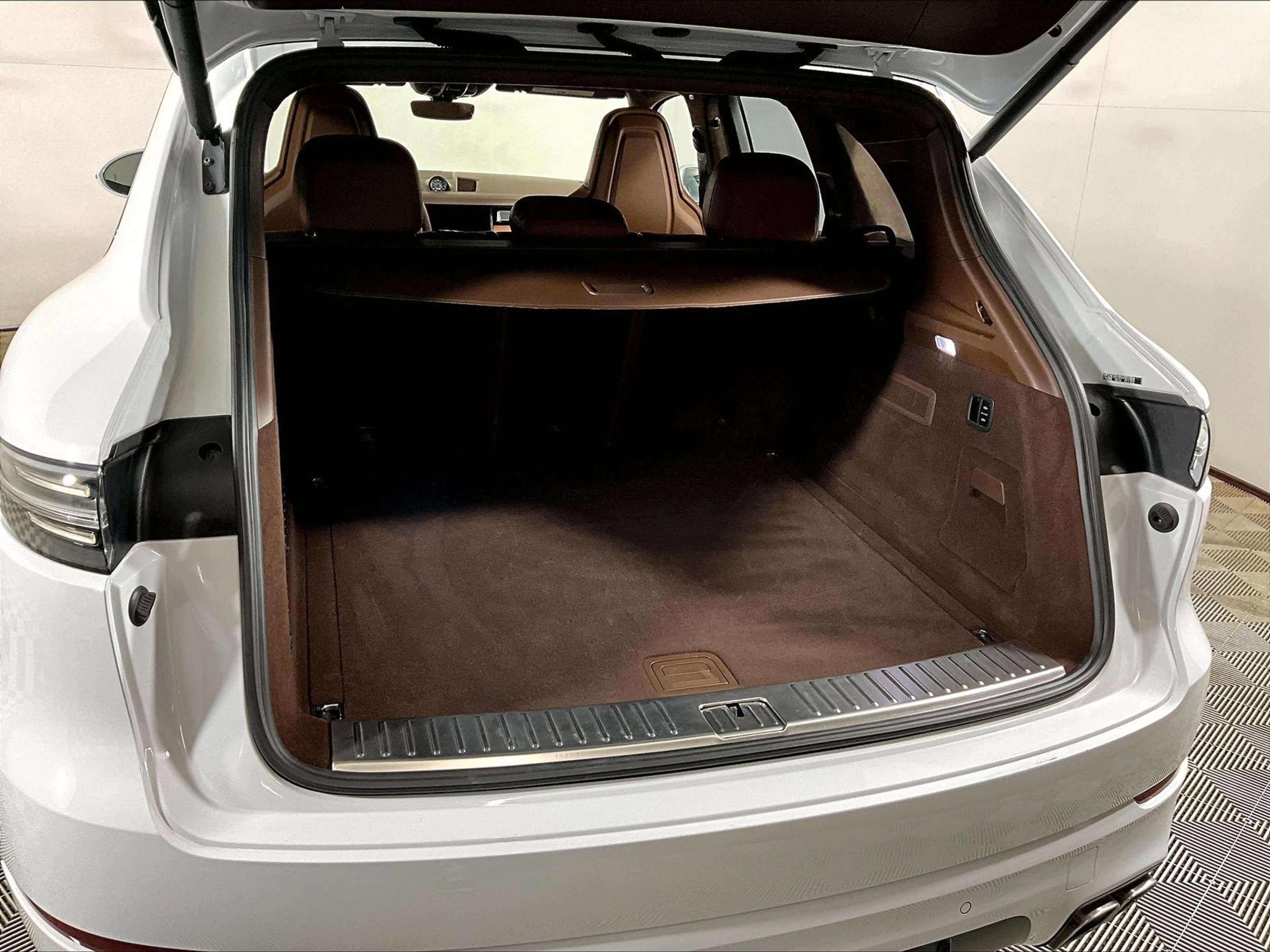 Certified 2019 Porsche Cayenne Turbo AWD/4WD image 24