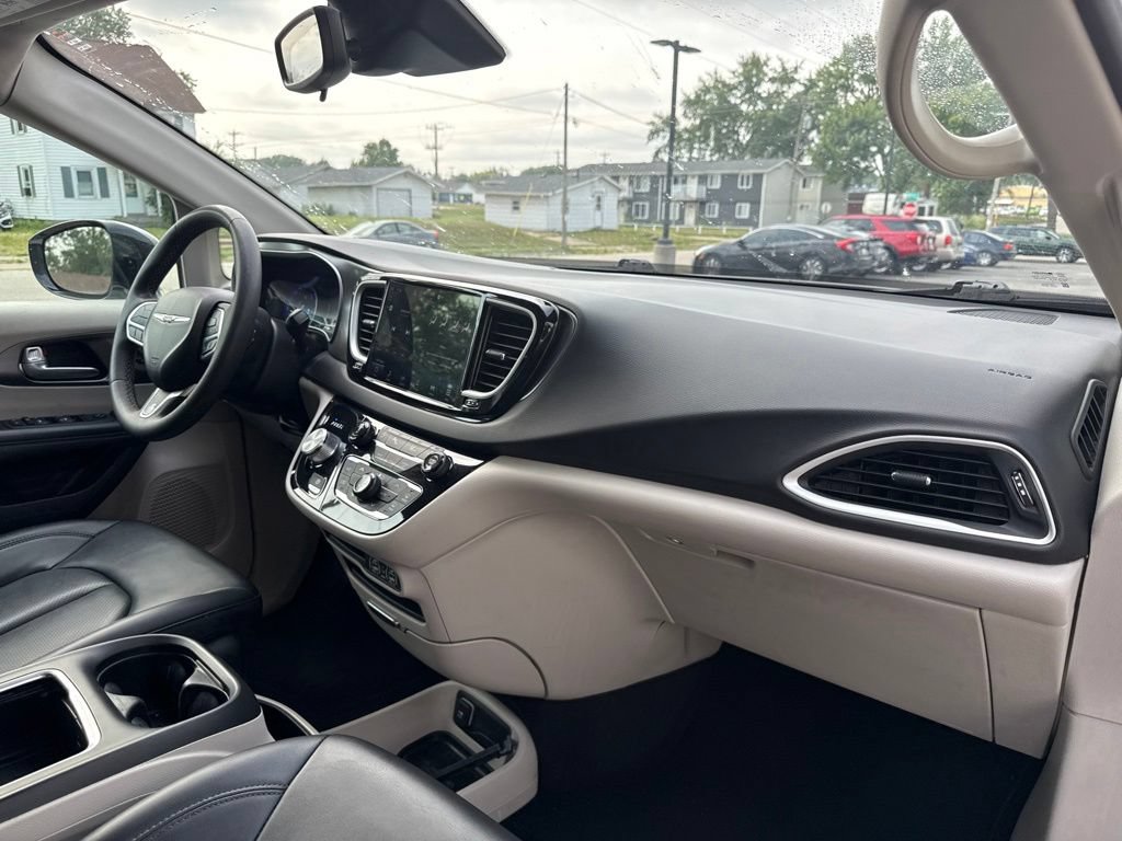 Used 2024 Chrysler Pacifica Touring-L FWD image 30