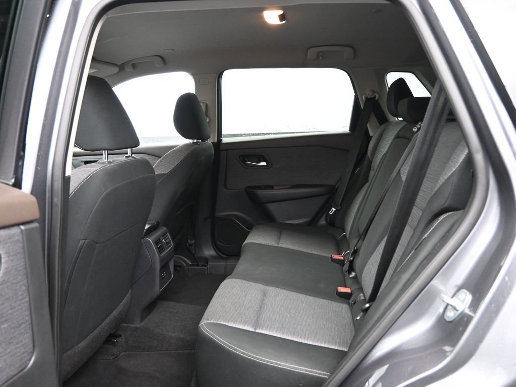 Used 2023 Nissan Rogue SV image 30