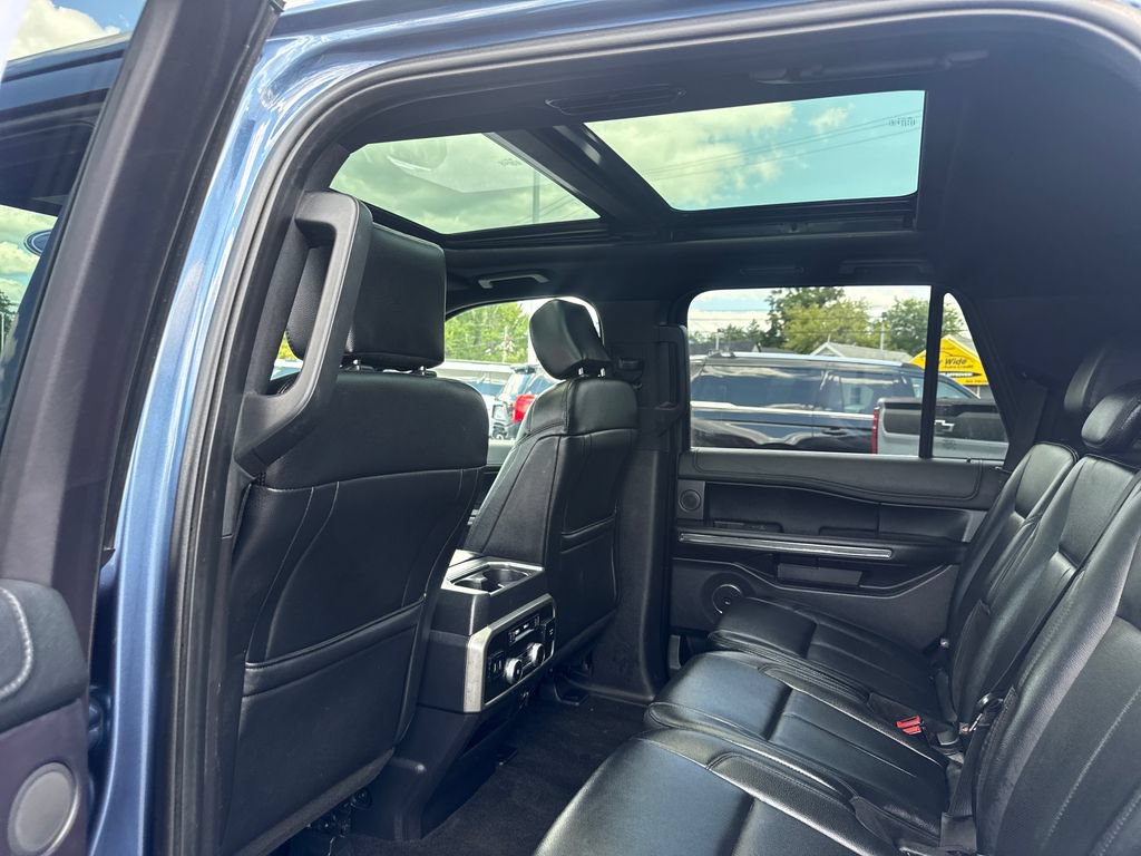 Used 2019 Ford Expedition XLT w/ Equipment Group 202A AWD/4WD image 19
