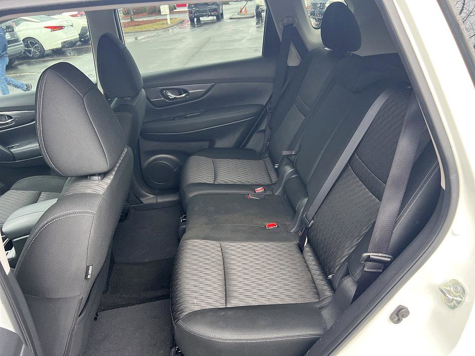 Used 2017 Nissan Rogue SV image 14