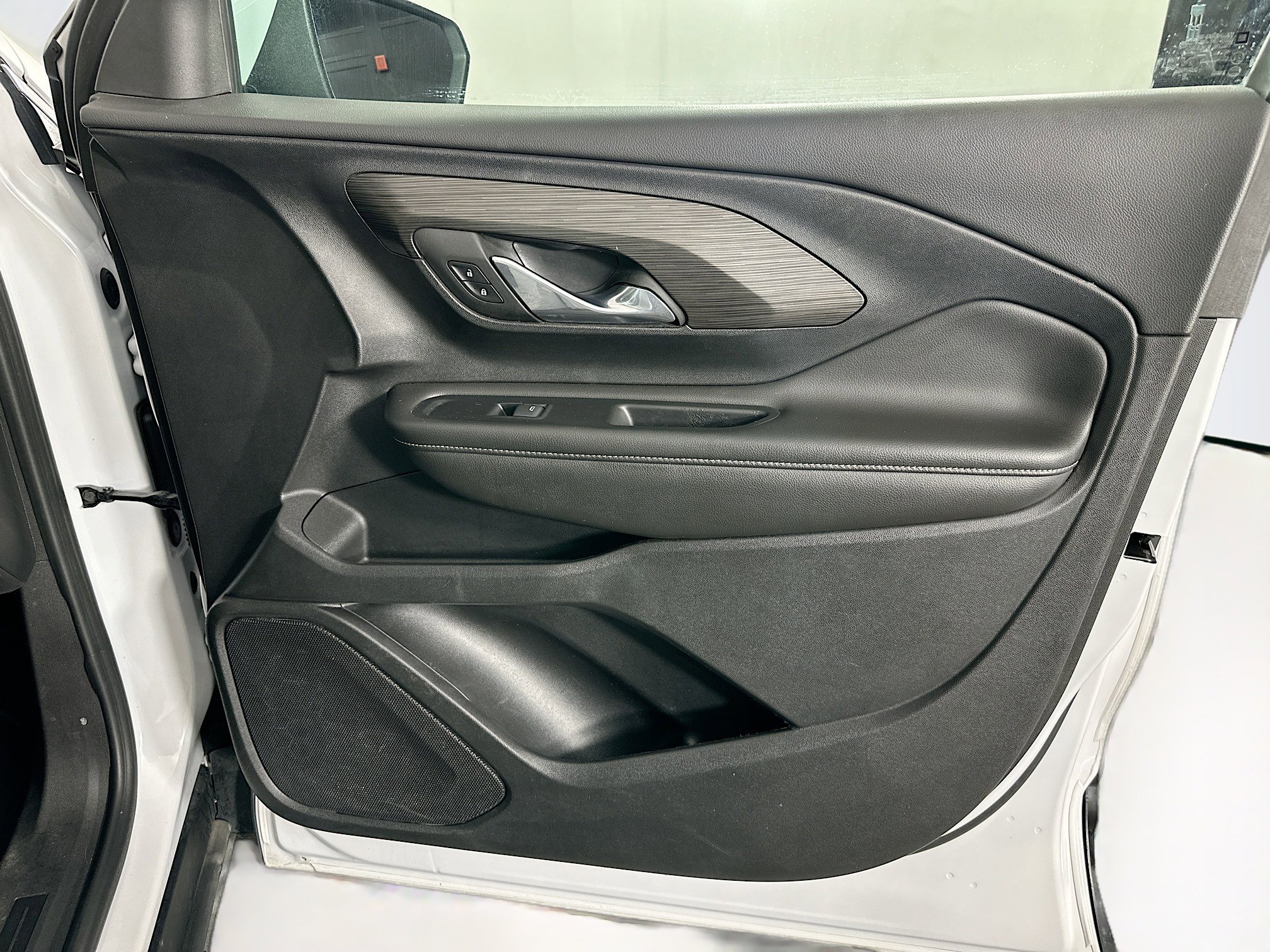 Used 2023 GMC Terrain SLT image 30