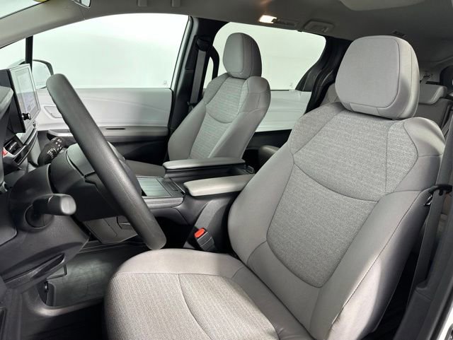 Used 2025 Toyota Sienna LE AWD/4WD image 13