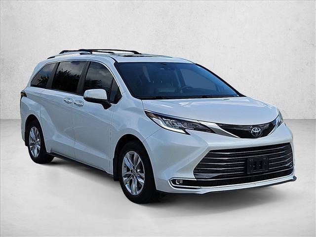 Used 2023 Toyota Sienna Limited AWD/4WD image 3