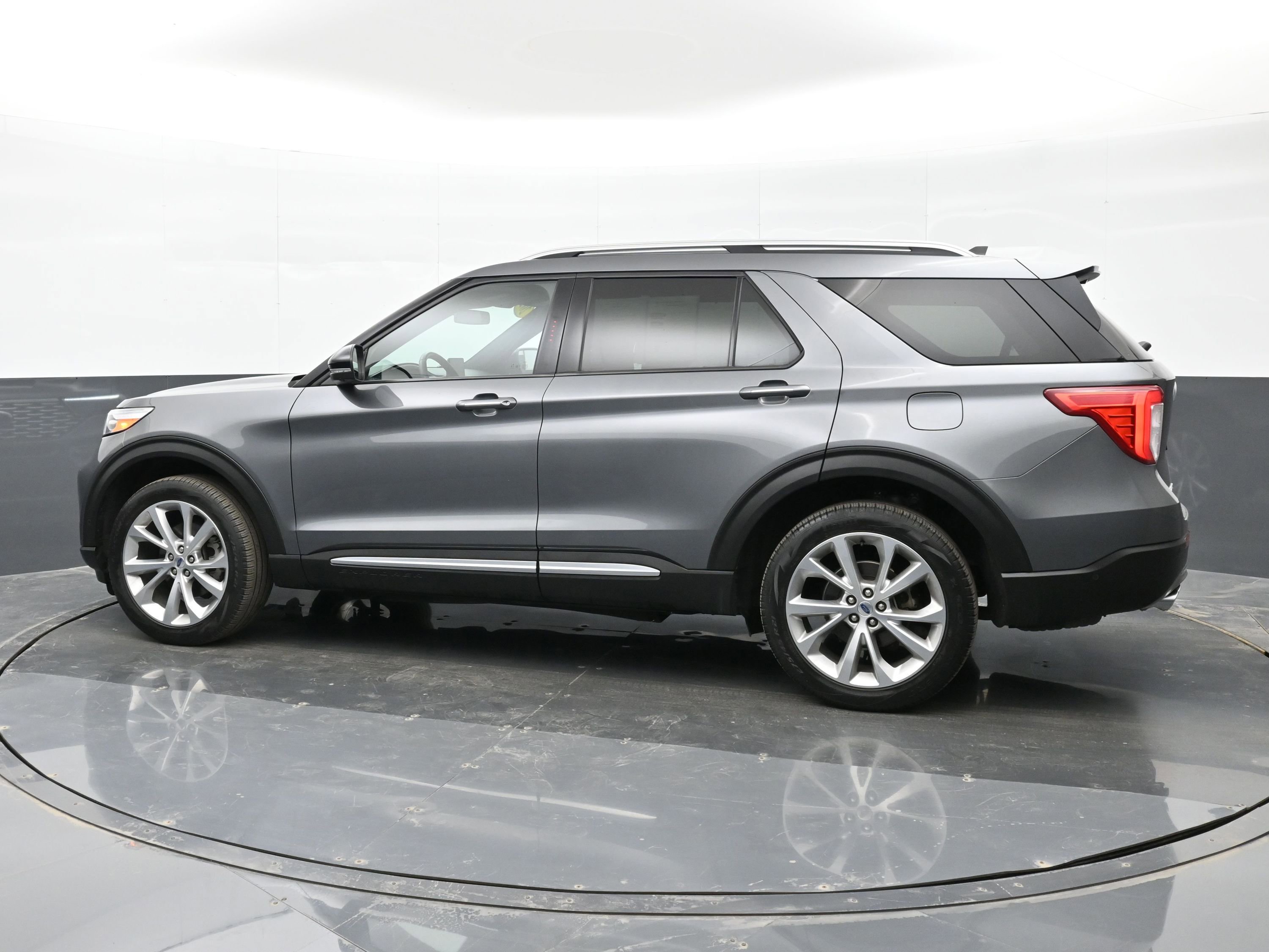 Used 2022 Ford Explorer Platinum w/ Equipment Group 601A AWD/4WD image 5